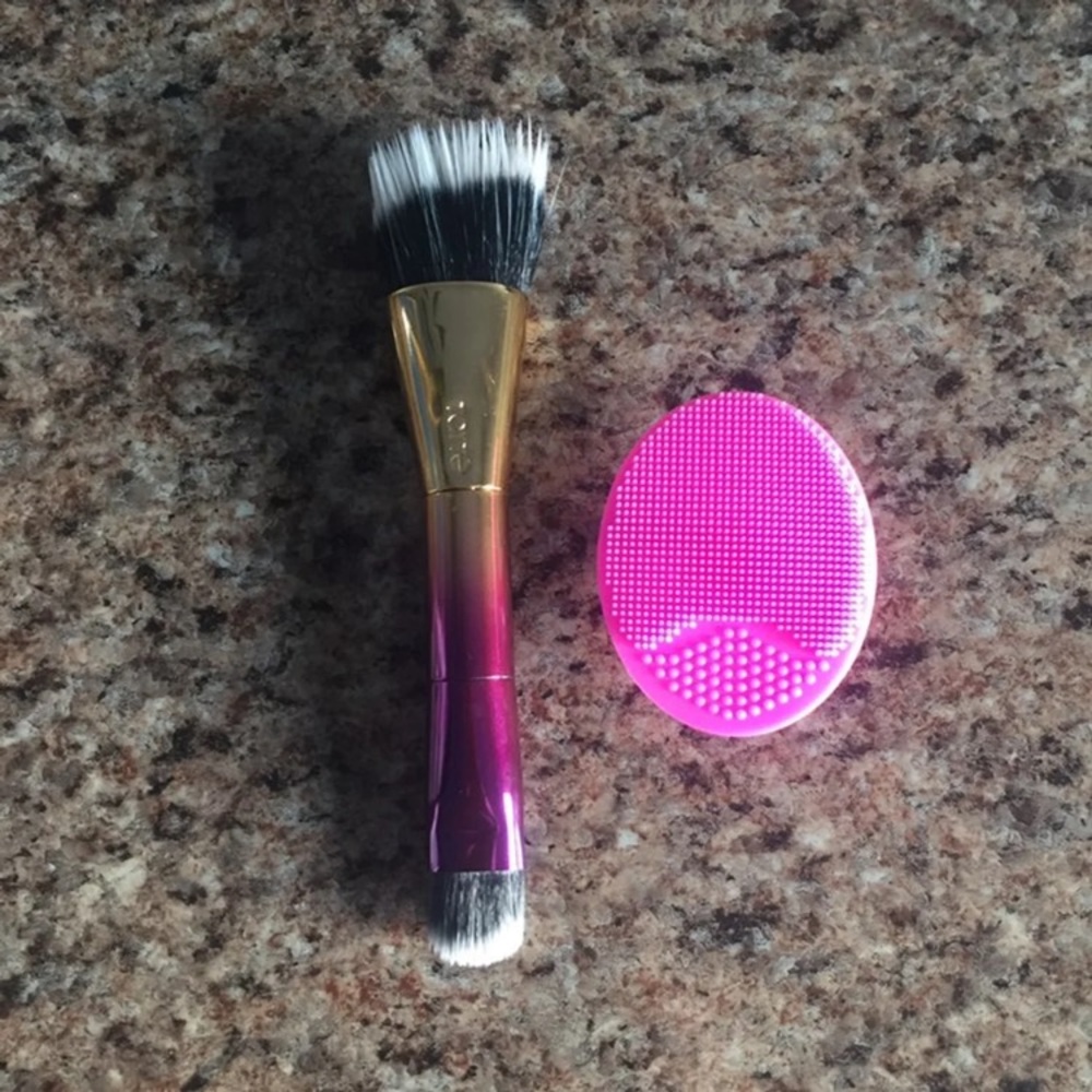 Tarte Highlighter Brush + Face Scrubbie